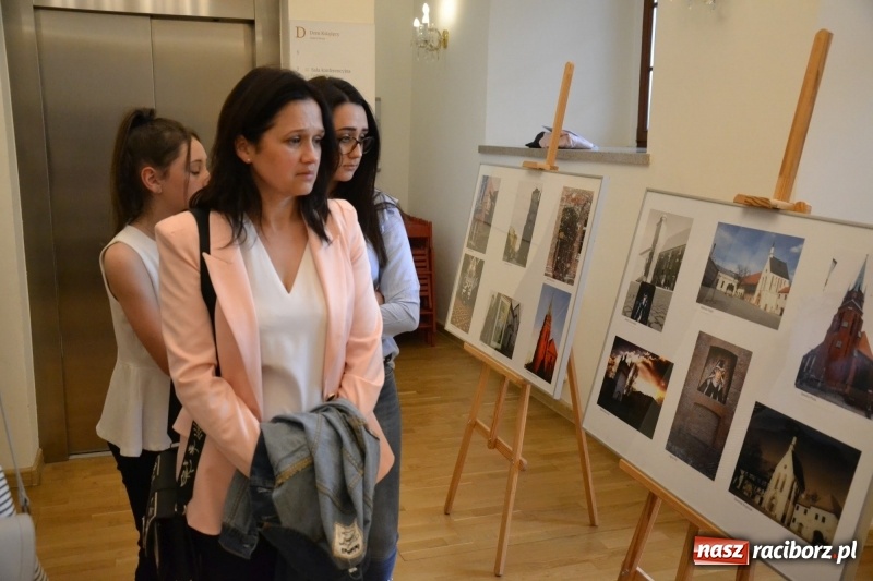 Zdjęcie w galerii na portalu naszraciborz.pl: Absurd - trzynastego w piątek, czyli wernisaż wystawy na Zamku Piastowskim wiadomości z regionu