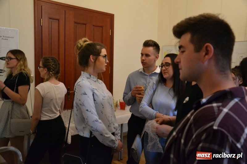 Zdjęcie w galerii na portalu naszraciborz.pl: Absurd - trzynastego w piątek, czyli wernisaż wystawy na Zamku Piastowskim wiadomości z regionu