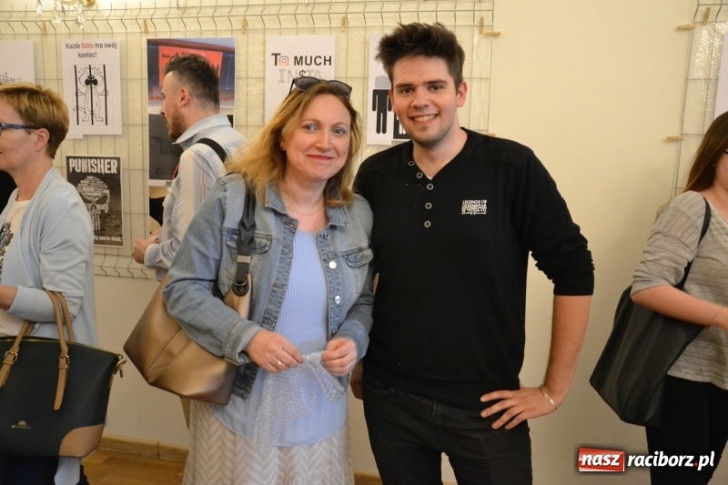 Zdjęcie w galerii na portalu naszraciborz.pl: Absurd - trzynastego w piątek, czyli wernisaż wystawy na Zamku Piastowskim wiadomości z regionu