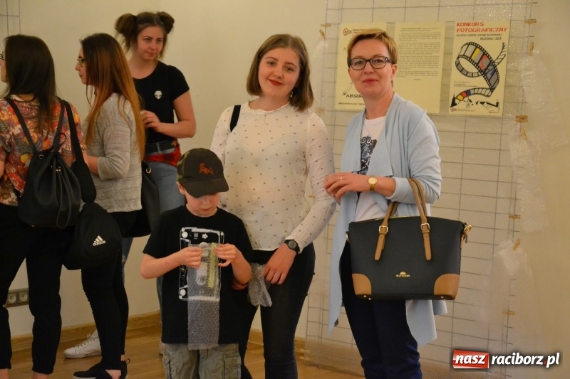 Zdjęcie w galerii na portalu naszraciborz.pl: Absurd - trzynastego w piątek, czyli wernisaż wystawy na Zamku Piastowskim wiadomości z regionu