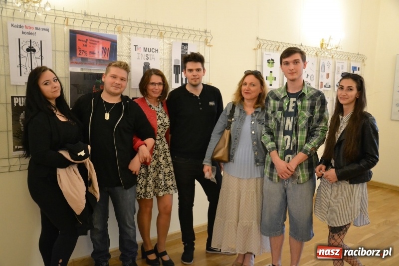 Zdjęcie w galerii na portalu naszraciborz.pl: Absurd - trzynastego w piątek, czyli wernisaż wystawy na Zamku Piastowskim wiadomości z regionu