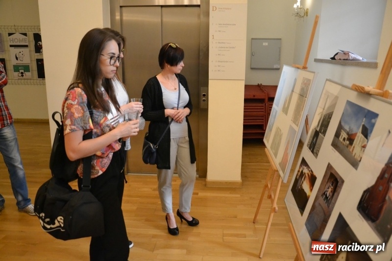 Zdjęcie w galerii na portalu naszraciborz.pl: Absurd - trzynastego w piątek, czyli wernisaż wystawy na Zamku Piastowskim wiadomości z regionu