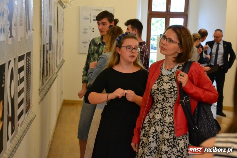 Zdjęcie w galerii na portalu naszraciborz.pl: Absurd - trzynastego w piątek, czyli wernisaż wystawy na Zamku Piastowskim wiadomości z regionu