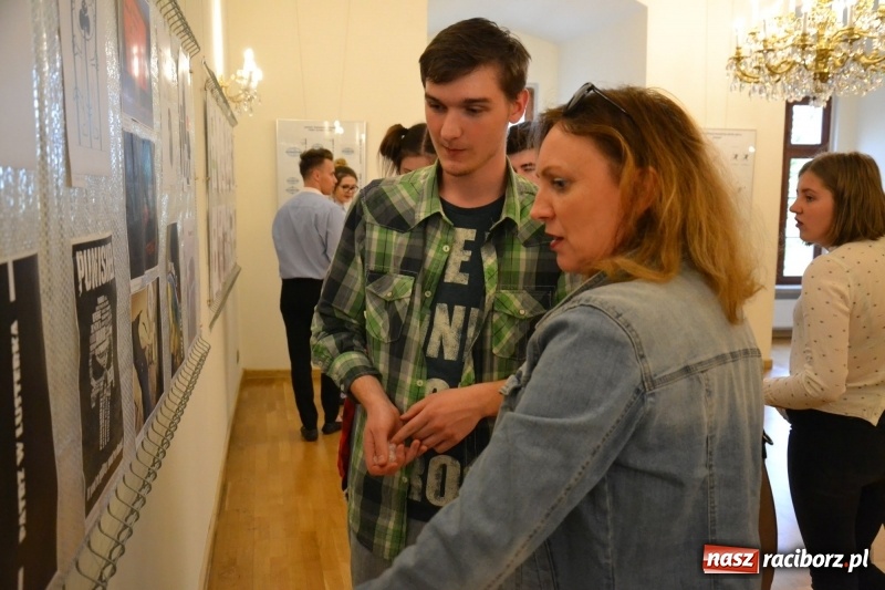 Zdjęcie w galerii na portalu naszraciborz.pl: Absurd - trzynastego w piątek, czyli wernisaż wystawy na Zamku Piastowskim wiadomości z regionu