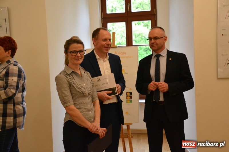 Zdjęcie w galerii na portalu naszraciborz.pl: Absurd - trzynastego w piątek, czyli wernisaż wystawy na Zamku Piastowskim wiadomości z regionu