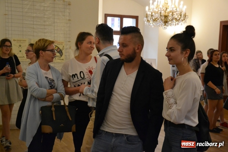 Zdjęcie w galerii na portalu naszraciborz.pl: Absurd - trzynastego w piątek, czyli wernisaż wystawy na Zamku Piastowskim wiadomości z regionu