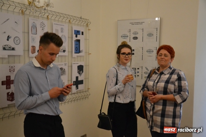 Zdjęcie w galerii na portalu naszraciborz.pl: Absurd - trzynastego w piątek, czyli wernisaż wystawy na Zamku Piastowskim wiadomości z regionu