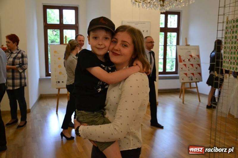 Zdjęcie w galerii na portalu naszraciborz.pl: Absurd - trzynastego w piątek, czyli wernisaż wystawy na Zamku Piastowskim wiadomości z regionu