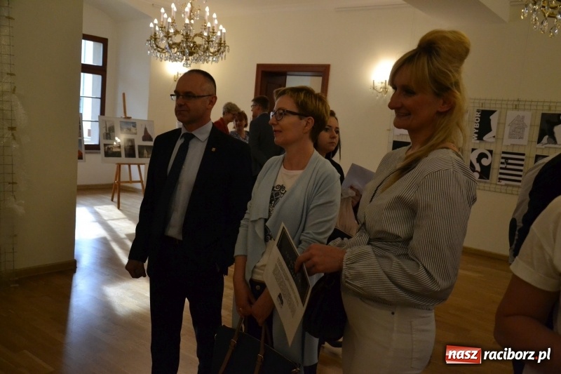 Zdjęcie w galerii na portalu naszraciborz.pl: Absurd - trzynastego w piątek, czyli wernisaż wystawy na Zamku Piastowskim wiadomości z regionu