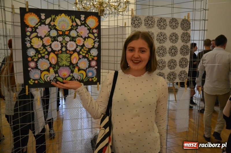 Zdjęcie w galerii na portalu naszraciborz.pl: Absurd - trzynastego w piątek, czyli wernisaż wystawy na Zamku Piastowskim wiadomości z regionu