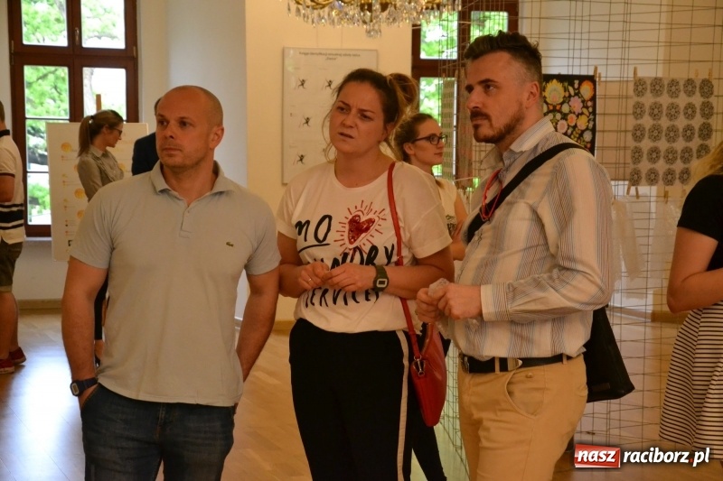 Zdjęcie w galerii na portalu naszraciborz.pl: Absurd - trzynastego w piątek, czyli wernisaż wystawy na Zamku Piastowskim wiadomości z regionu