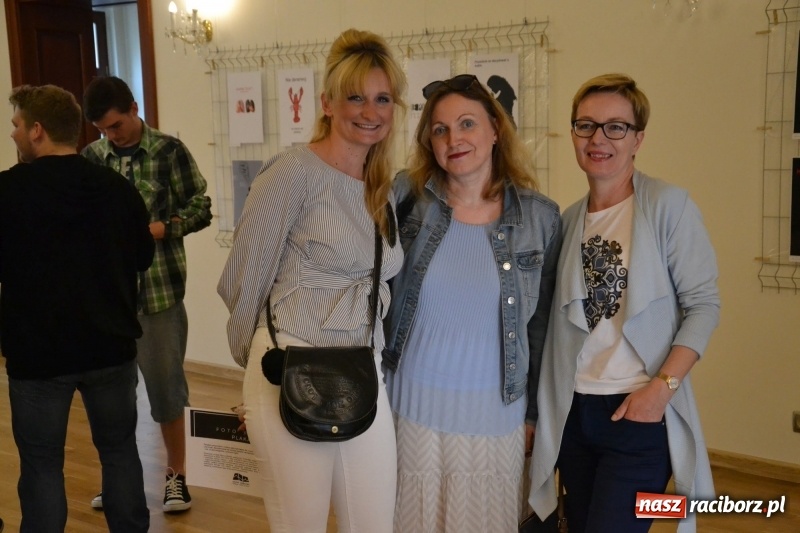 Zdjęcie w galerii na portalu naszraciborz.pl: Absurd - trzynastego w piątek, czyli wernisaż wystawy na Zamku Piastowskim wiadomości z regionu