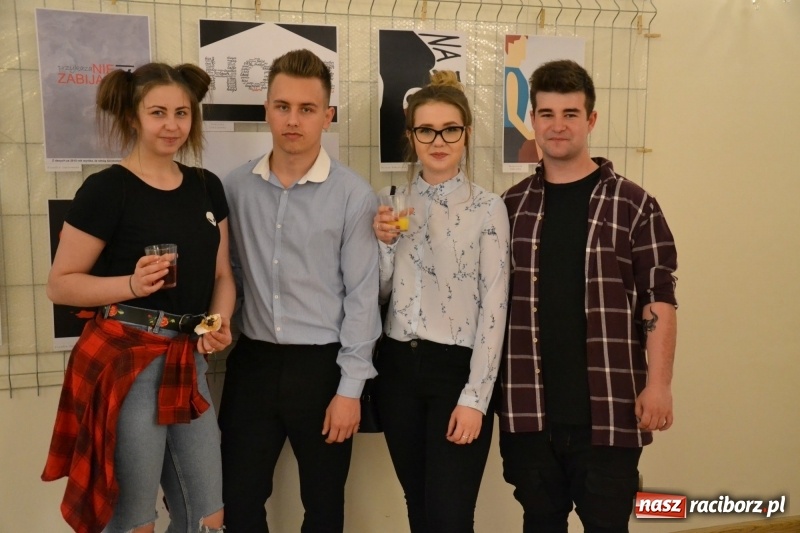Zdjęcie w galerii na portalu naszraciborz.pl: Absurd - trzynastego w piątek, czyli wernisaż wystawy na Zamku Piastowskim wiadomości z regionu