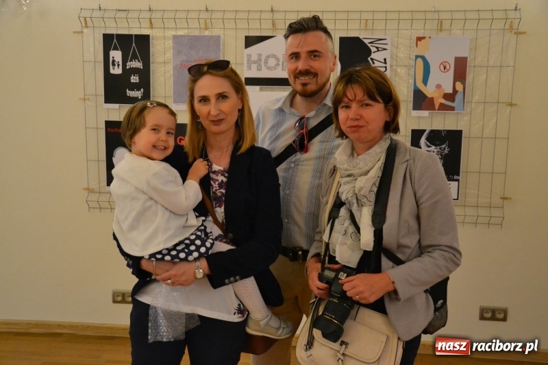 Zdjęcie w galerii na portalu naszraciborz.pl: Absurd - trzynastego w piątek, czyli wernisaż wystawy na Zamku Piastowskim wiadomości z regionu