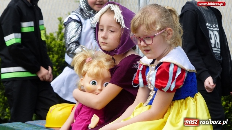 Zdjęcie w galerii na portalu naszraciborz.pl: Parada bajkowych postaci przeszła ulicami Brzezia wiadomości z regionu