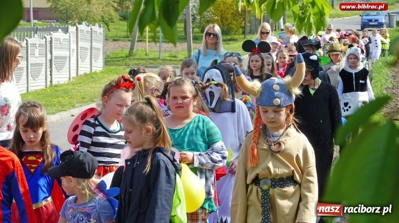 Zdjęcie w galerii na portalu naszraciborz.pl: Parada bajkowych postaci przeszła ulicami Brzezia wiadomości z regionu