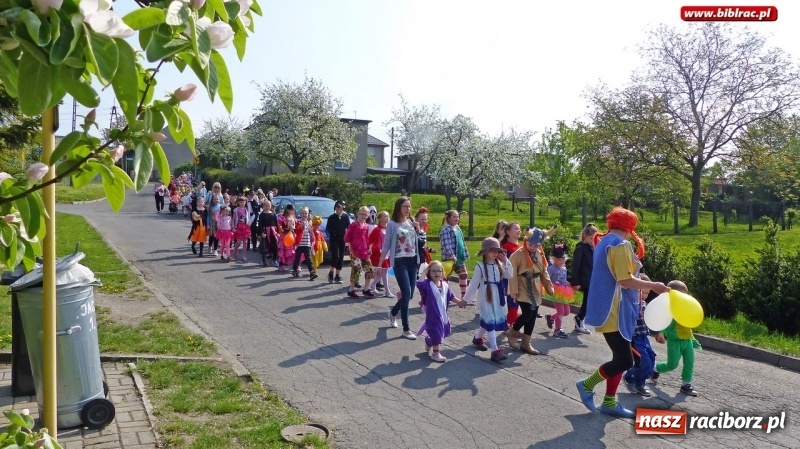 Zdjęcie w galerii na portalu naszraciborz.pl: Parada bajkowych postaci przeszła ulicami Brzezia wiadomości z regionu