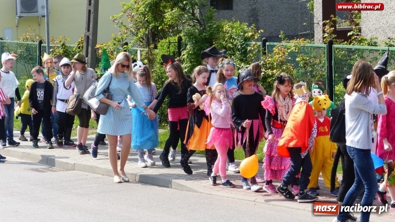 Zdjęcie w galerii na portalu naszraciborz.pl: Parada bajkowych postaci przeszła ulicami Brzezia wiadomości z regionu