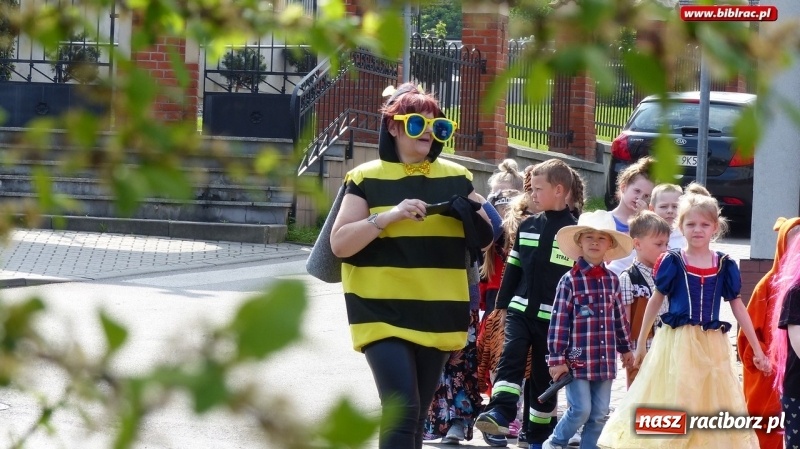 Zdjęcie w galerii na portalu naszraciborz.pl: Parada bajkowych postaci przeszła ulicami Brzezia wiadomości z regionu