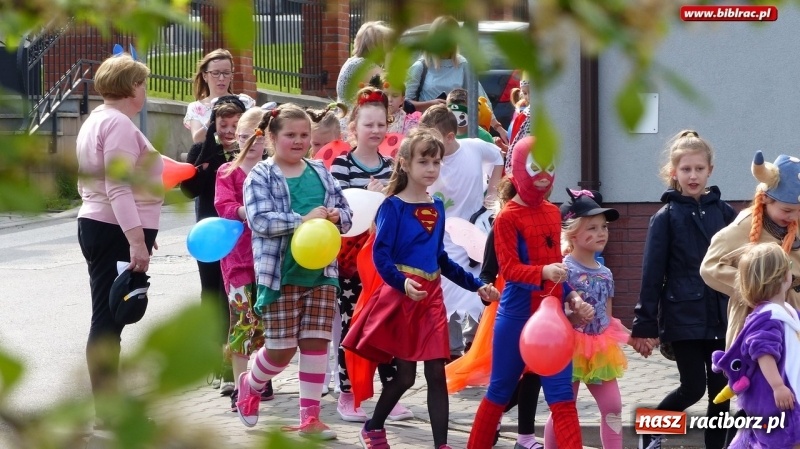 Zdjęcie w galerii na portalu naszraciborz.pl: Parada bajkowych postaci przeszła ulicami Brzezia wiadomości z regionu