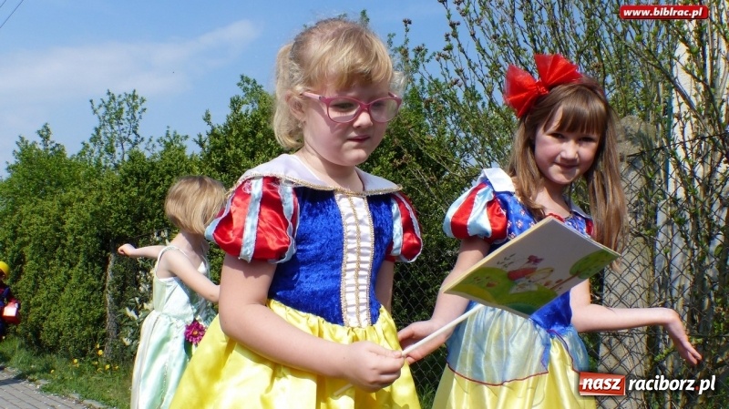 Zdjęcie w galerii na portalu naszraciborz.pl: Parada bajkowych postaci przeszła ulicami Brzezia wiadomości z regionu