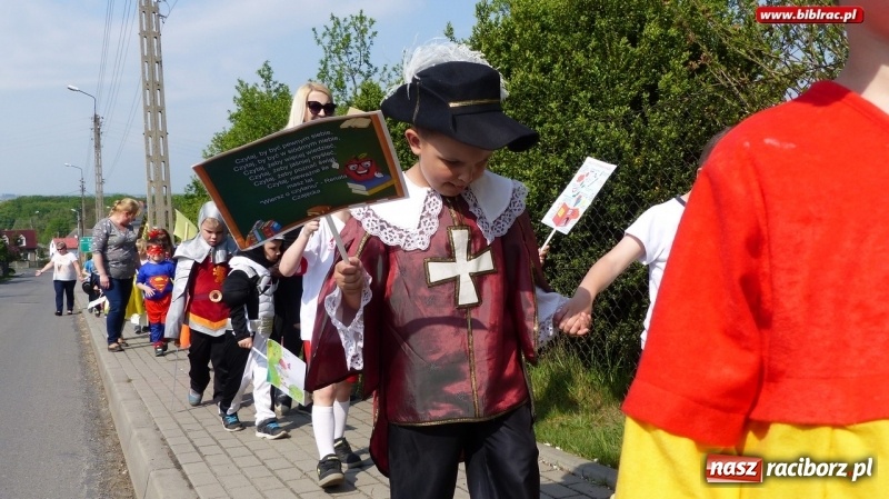 Zdjęcie w galerii na portalu naszraciborz.pl: Parada bajkowych postaci przeszła ulicami Brzezia wiadomości z regionu