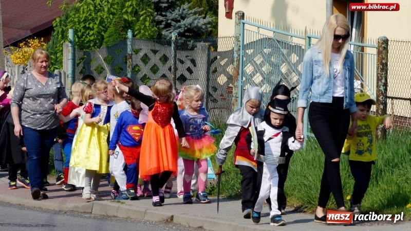 Zdjęcie w galerii na portalu naszraciborz.pl: Parada bajkowych postaci przeszła ulicami Brzezia wiadomości z regionu