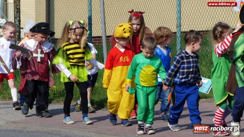 Zdjęcie w galerii na portalu naszraciborz.pl: Parada bajkowych postaci przeszła ulicami Brzezia wiadomości z regionu