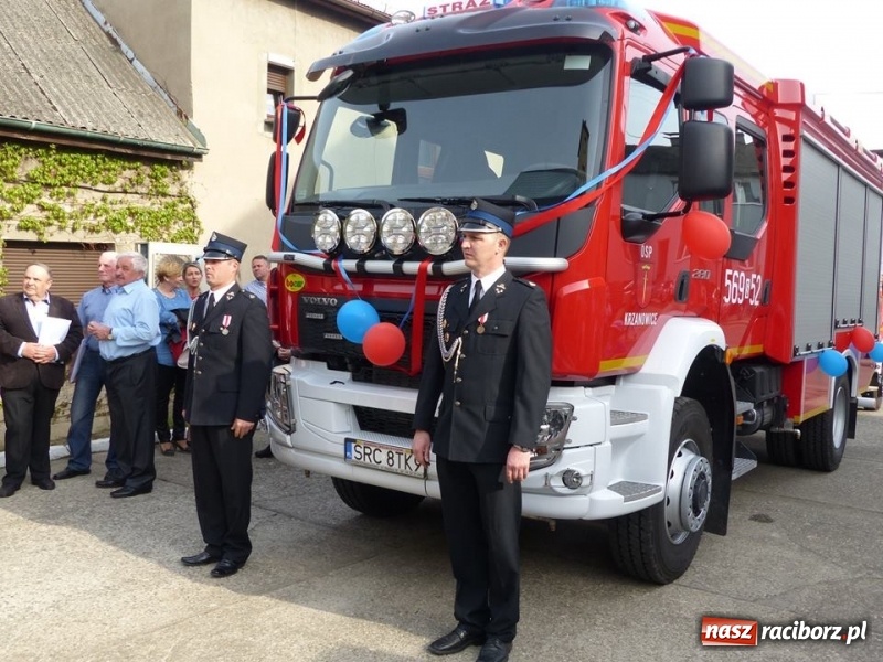Zdjęcie w galerii na portalu naszraciborz.pl: Druhowie z Krzanowic przesiedli się do nowiutkiego volvo  wiadomości z regionu