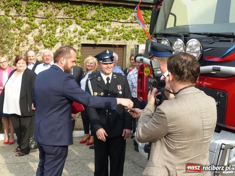 Zdjęcie w galerii na portalu naszraciborz.pl: Druhowie z Krzanowic przesiedli się do nowiutkiego volvo  wiadomości z regionu