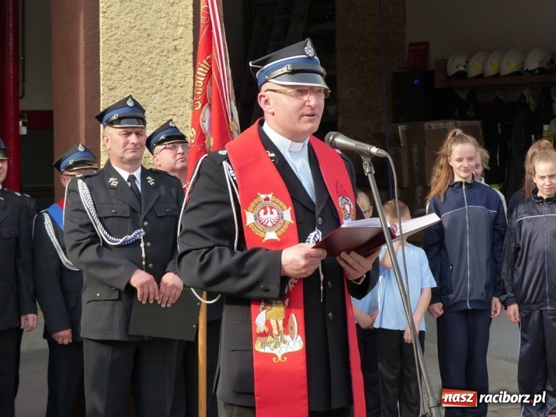 Zdjęcie w galerii na portalu naszraciborz.pl: Druhowie z Krzanowic przesiedli się do nowiutkiego volvo  wiadomości z regionu