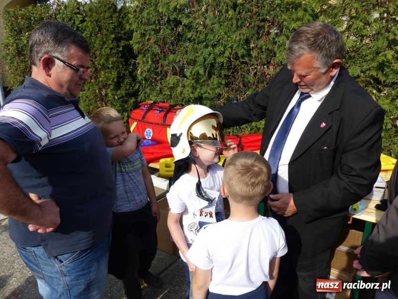 Zdjęcie w galerii na portalu naszraciborz.pl: Druhowie z Krzanowic przesiedli się do nowiutkiego volvo  wiadomości z regionu