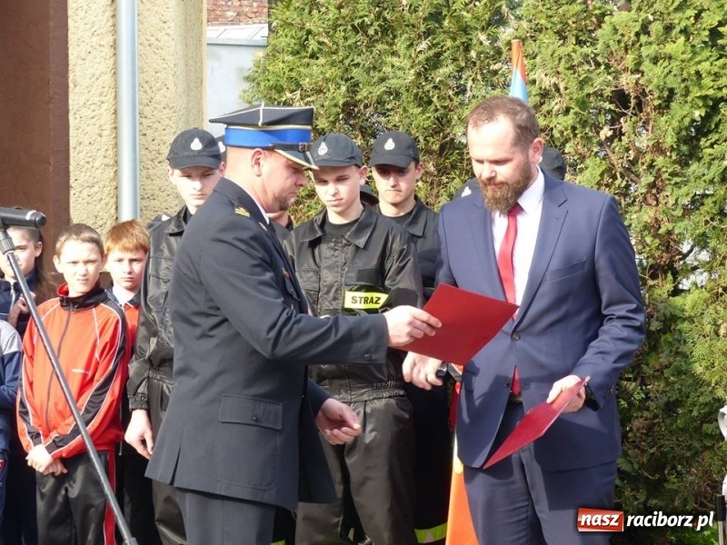 Zdjęcie w galerii na portalu naszraciborz.pl: Druhowie z Krzanowic przesiedli się do nowiutkiego volvo  wiadomości z regionu