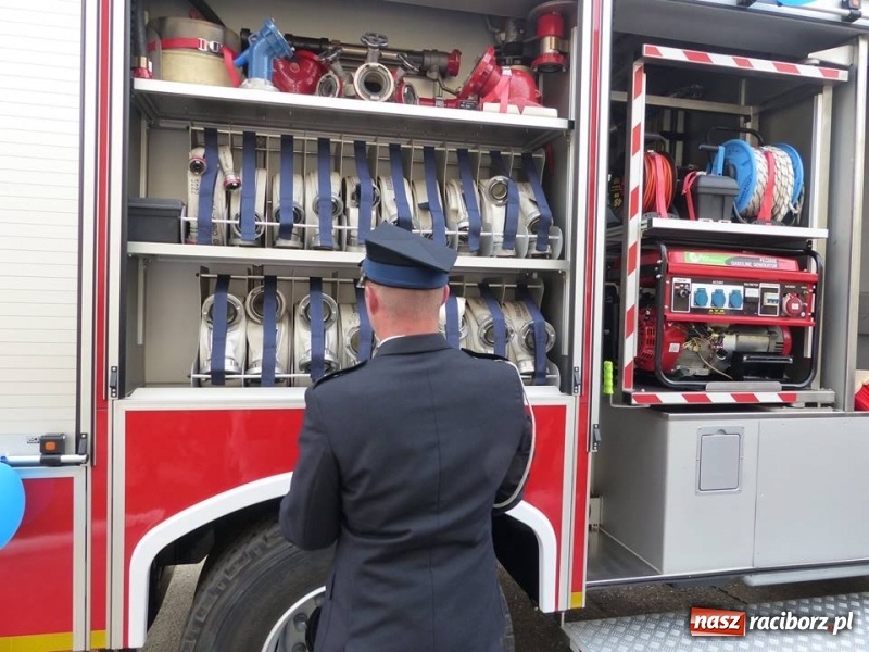 Zdjęcie w galerii na portalu naszraciborz.pl: Druhowie z Krzanowic przesiedli się do nowiutkiego volvo  wiadomości z regionu