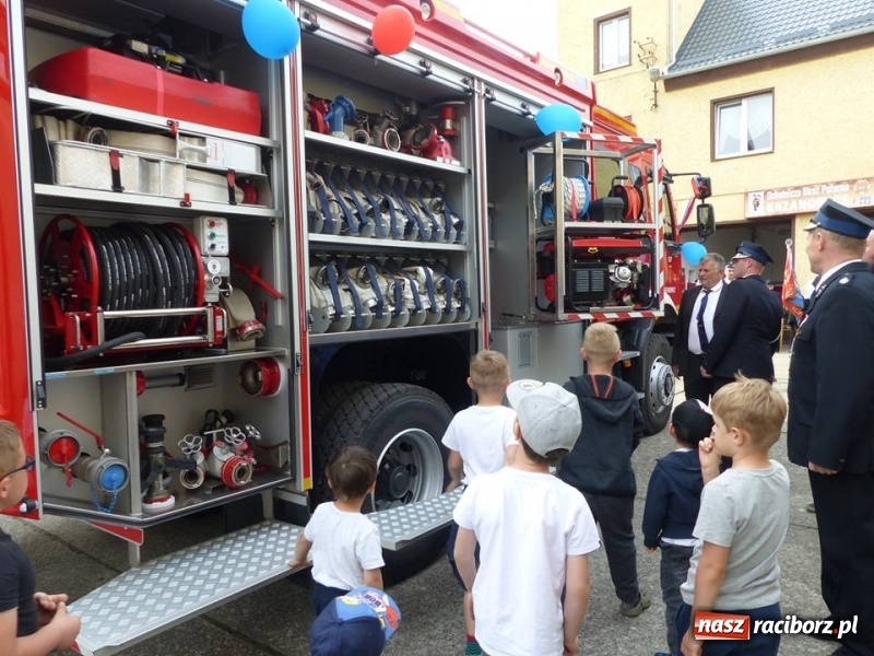 Zdjęcie w galerii na portalu naszraciborz.pl: Druhowie z Krzanowic przesiedli się do nowiutkiego volvo  wiadomości z regionu