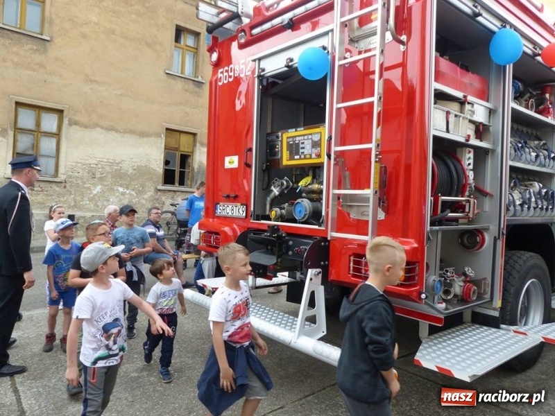 Zdjęcie w galerii na portalu naszraciborz.pl: Druhowie z Krzanowic przesiedli się do nowiutkiego volvo  wiadomości z regionu