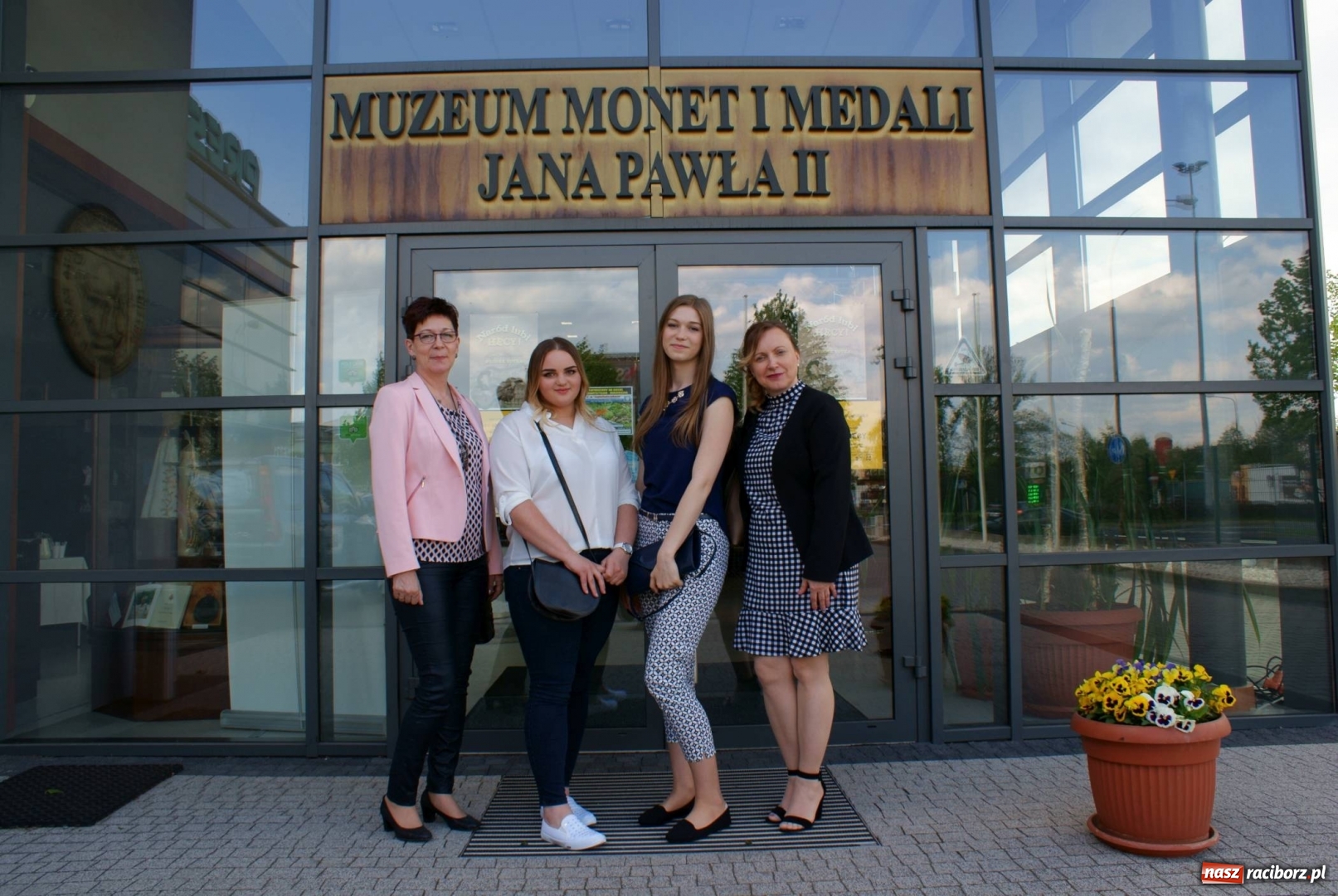 Zdjęcie w galerii na portalu naszraciborz.pl: Uczennice Ekonomika nagrodzone w I edycji Konkursu Literackiego im. Marii i Lecha Kaczyńskich wiadomości z regionu