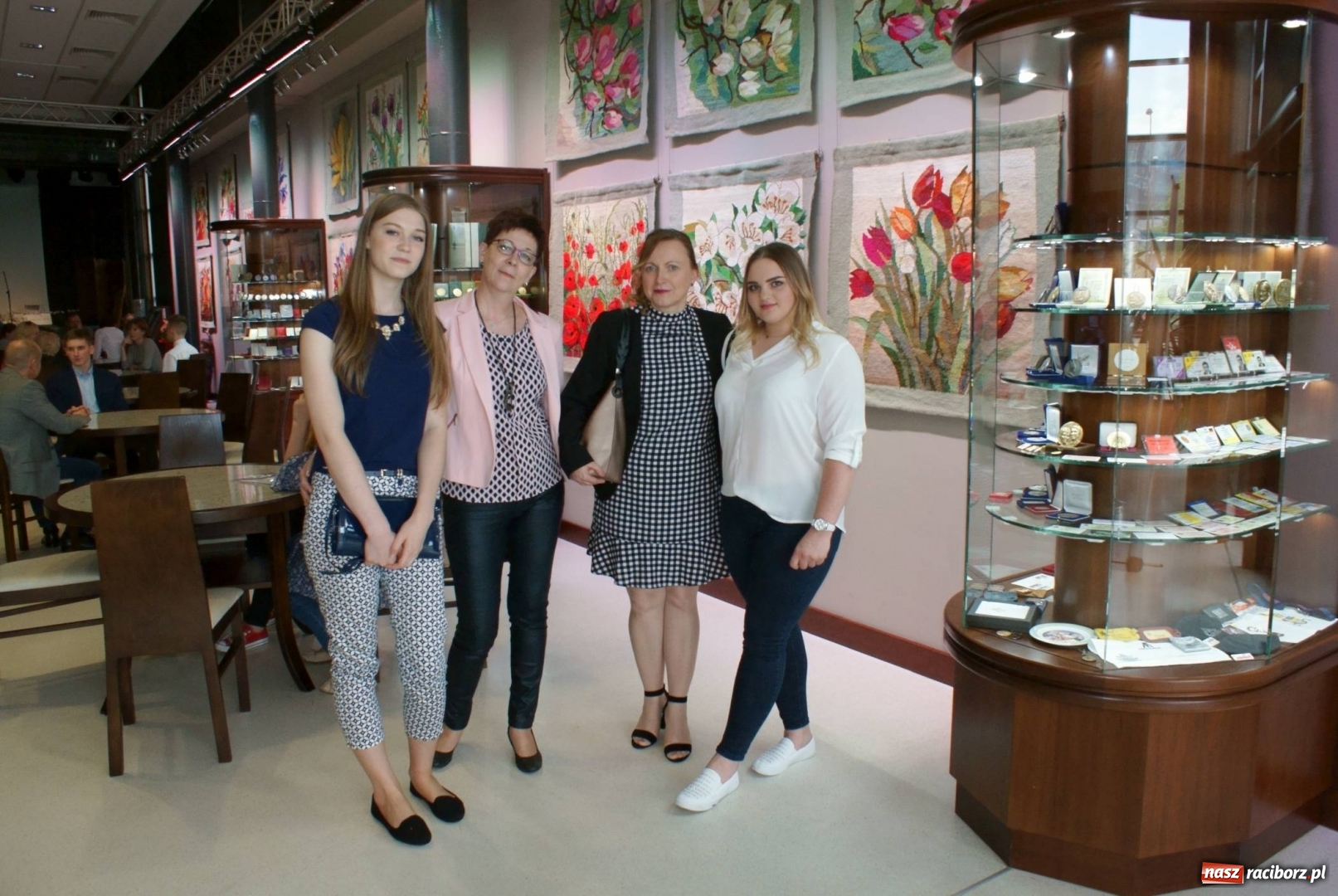 Zdjęcie w galerii na portalu naszraciborz.pl: Uczennice Ekonomika nagrodzone w I edycji Konkursu Literackiego im. Marii i Lecha Kaczyńskich wiadomości z regionu
