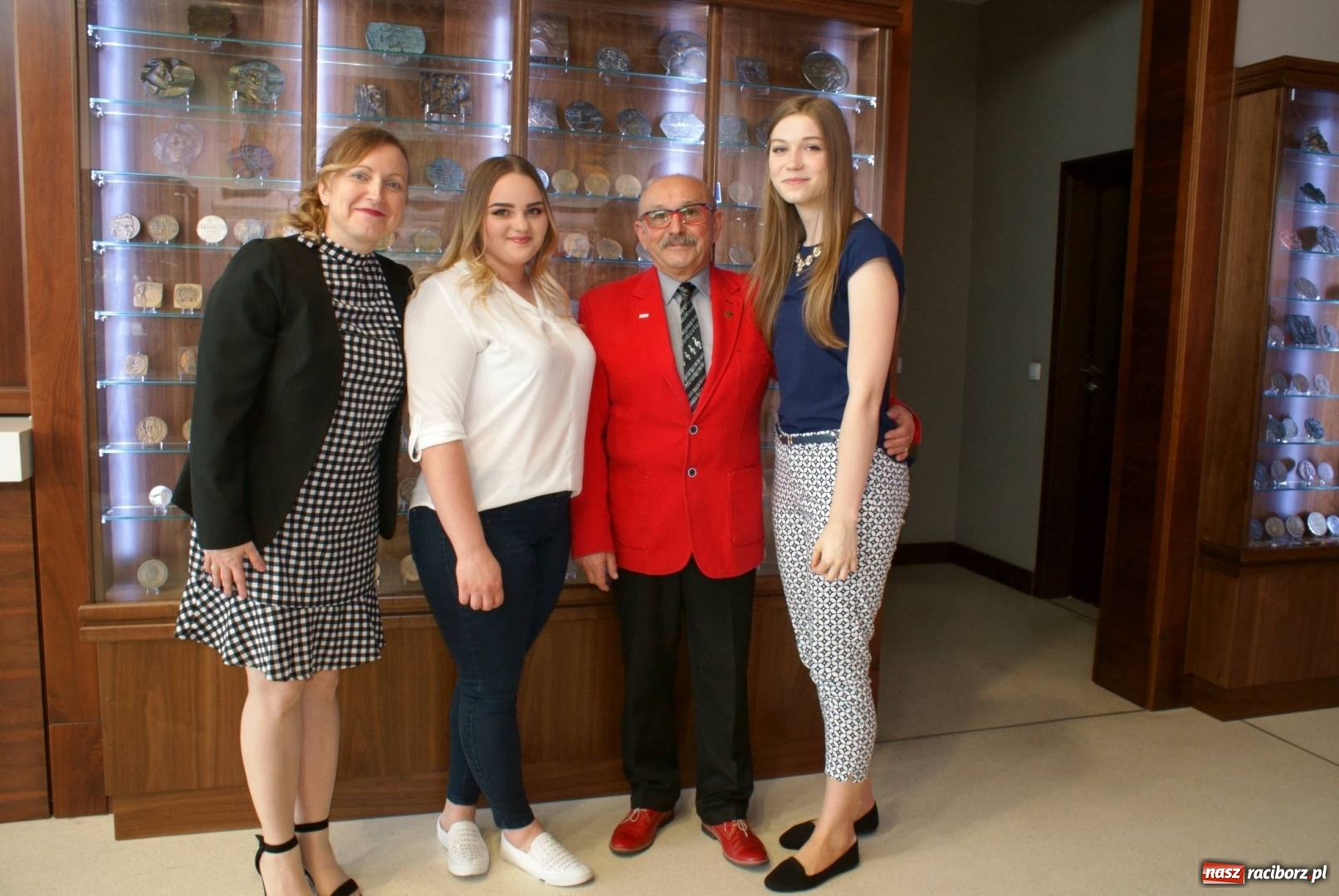 Zdjęcie w galerii na portalu naszraciborz.pl: Uczennice Ekonomika nagrodzone w I edycji Konkursu Literackiego im. Marii i Lecha Kaczyńskich wiadomości z regionu