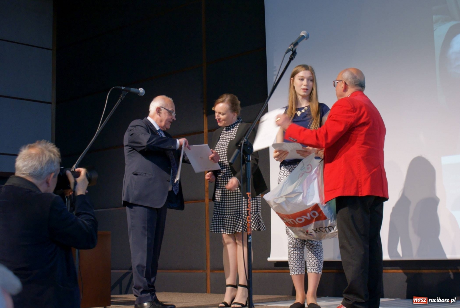 Zdjęcie w galerii na portalu naszraciborz.pl: Uczennice Ekonomika nagrodzone w I edycji Konkursu Literackiego im. Marii i Lecha Kaczyńskich wiadomości z regionu