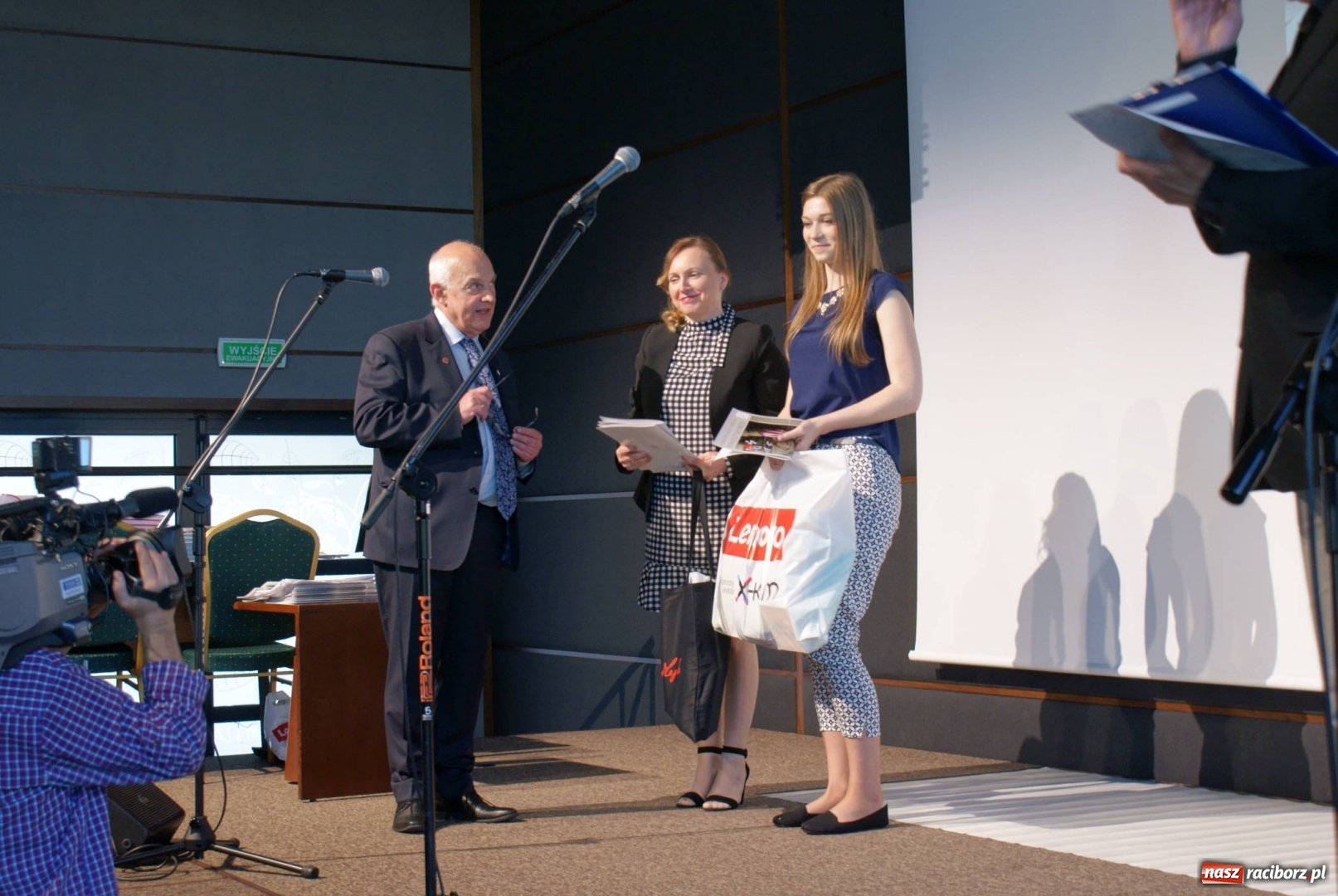 Zdjęcie w galerii na portalu naszraciborz.pl: Uczennice Ekonomika nagrodzone w I edycji Konkursu Literackiego im. Marii i Lecha Kaczyńskich wiadomości z regionu