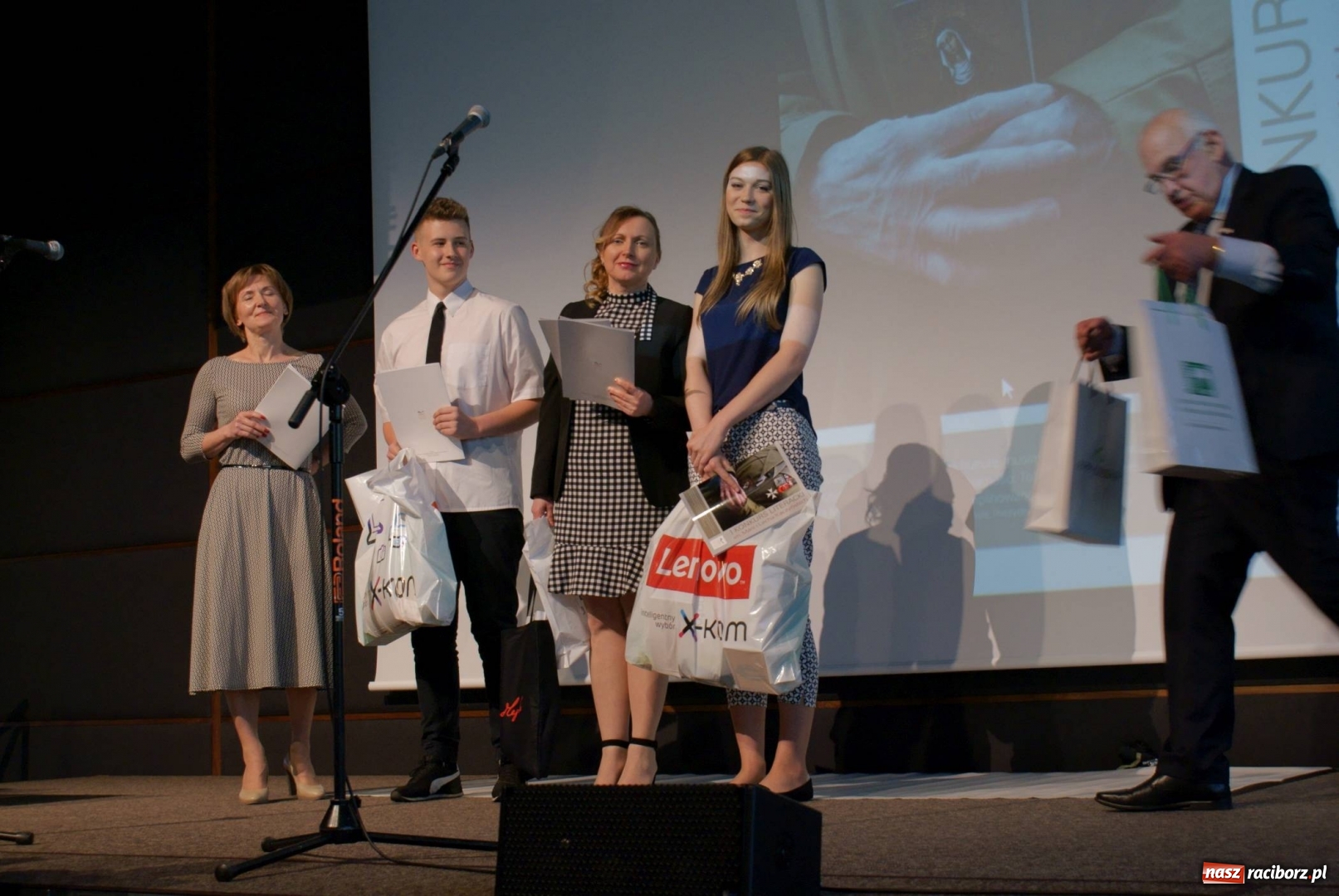 Zdjęcie w galerii na portalu naszraciborz.pl: Uczennice Ekonomika nagrodzone w I edycji Konkursu Literackiego im. Marii i Lecha Kaczyńskich wiadomości z regionu