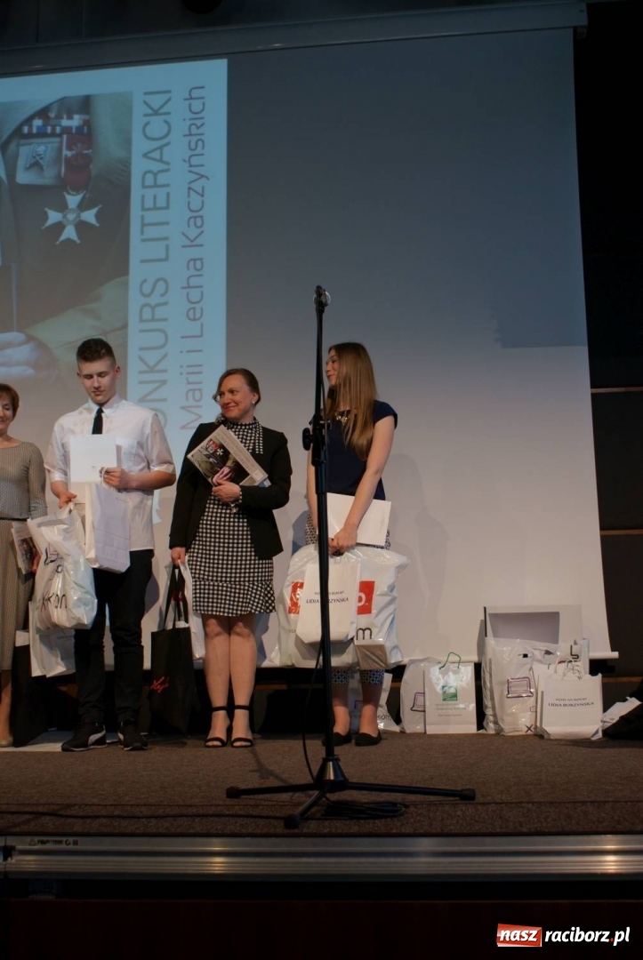 Zdjęcie w galerii na portalu naszraciborz.pl: Uczennice Ekonomika nagrodzone w I edycji Konkursu Literackiego im. Marii i Lecha Kaczyńskich wiadomości z regionu