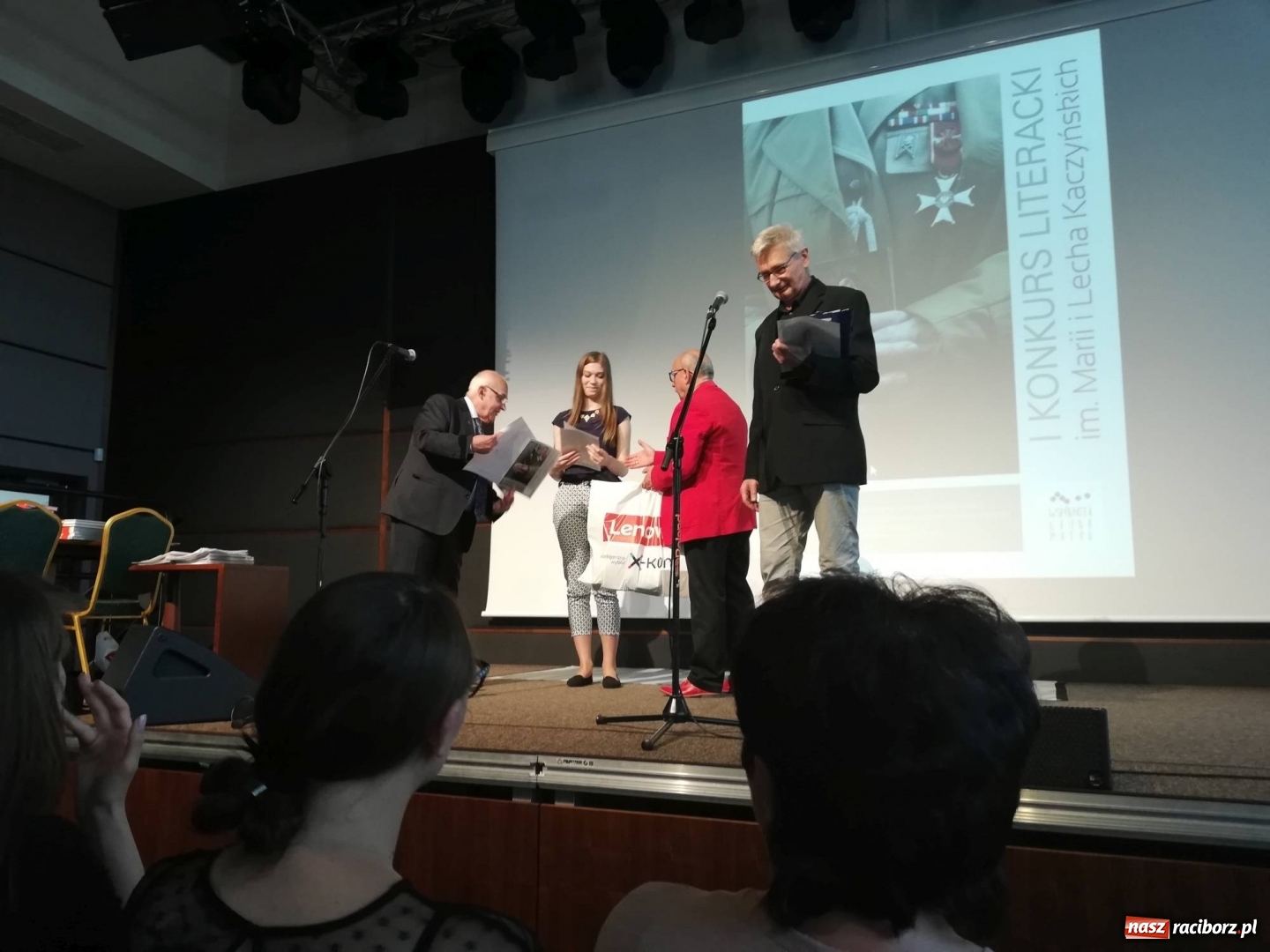 Zdjęcie w galerii na portalu naszraciborz.pl: Uczennice Ekonomika nagrodzone w I edycji Konkursu Literackiego im. Marii i Lecha Kaczyńskich wiadomości z regionu