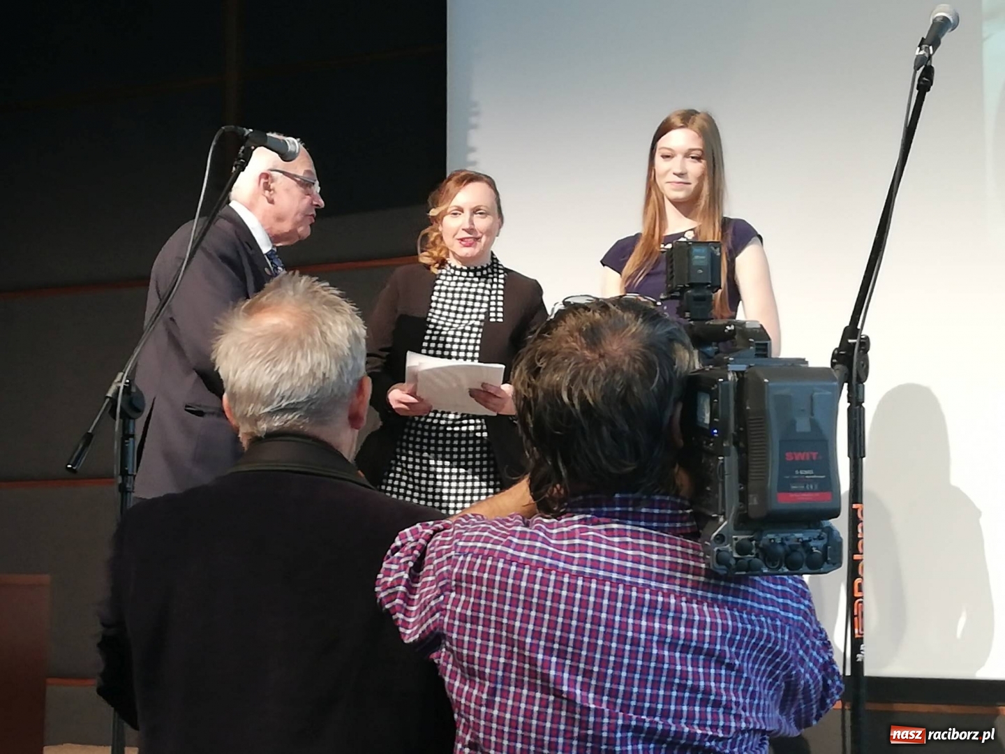 Zdjęcie w galerii na portalu naszraciborz.pl: Uczennice Ekonomika nagrodzone w I edycji Konkursu Literackiego im. Marii i Lecha Kaczyńskich wiadomości z regionu