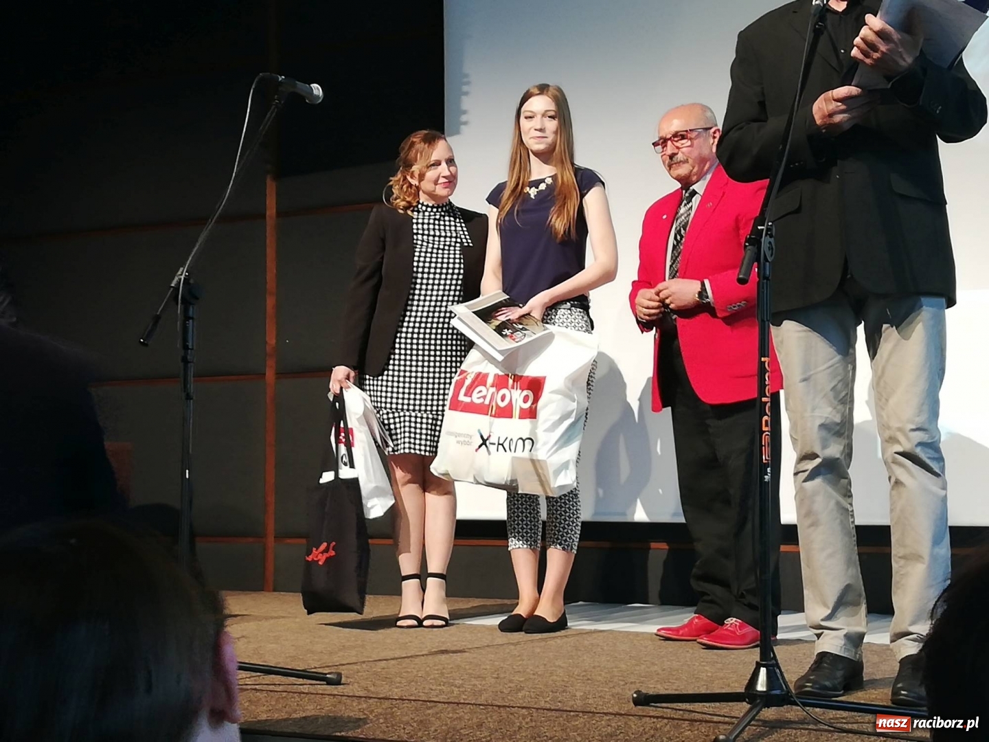 Zdjęcie w galerii na portalu naszraciborz.pl: Uczennice Ekonomika nagrodzone w I edycji Konkursu Literackiego im. Marii i Lecha Kaczyńskich wiadomości z regionu