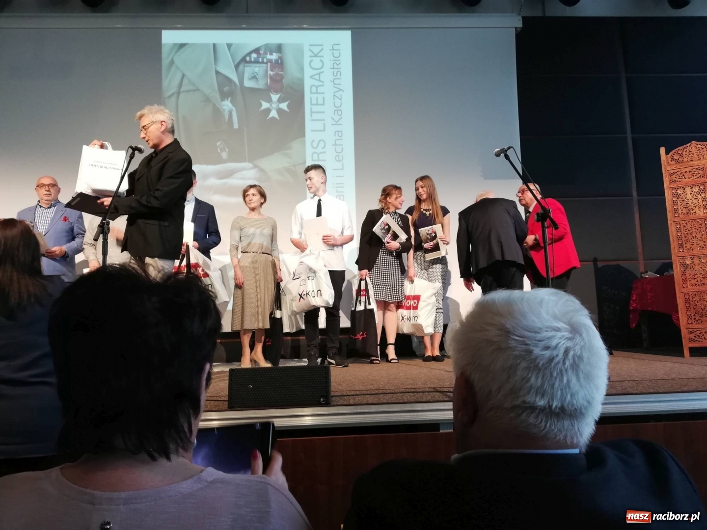 Zdjęcie w galerii na portalu naszraciborz.pl: Uczennice Ekonomika nagrodzone w I edycji Konkursu Literackiego im. Marii i Lecha Kaczyńskich wiadomości z regionu