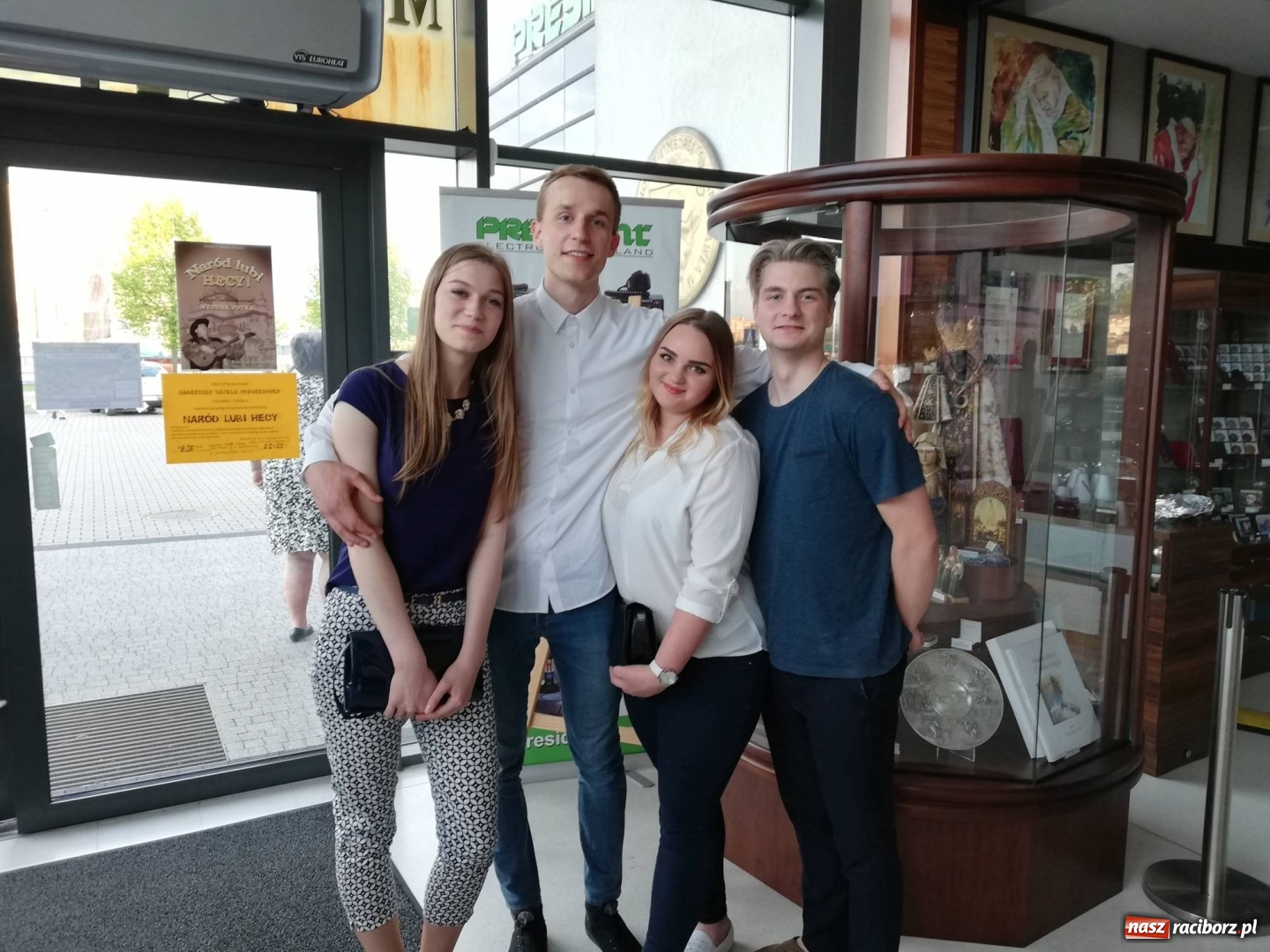 Zdjęcie w galerii na portalu naszraciborz.pl: Uczennice Ekonomika nagrodzone w I edycji Konkursu Literackiego im. Marii i Lecha Kaczyńskich wiadomości z regionu