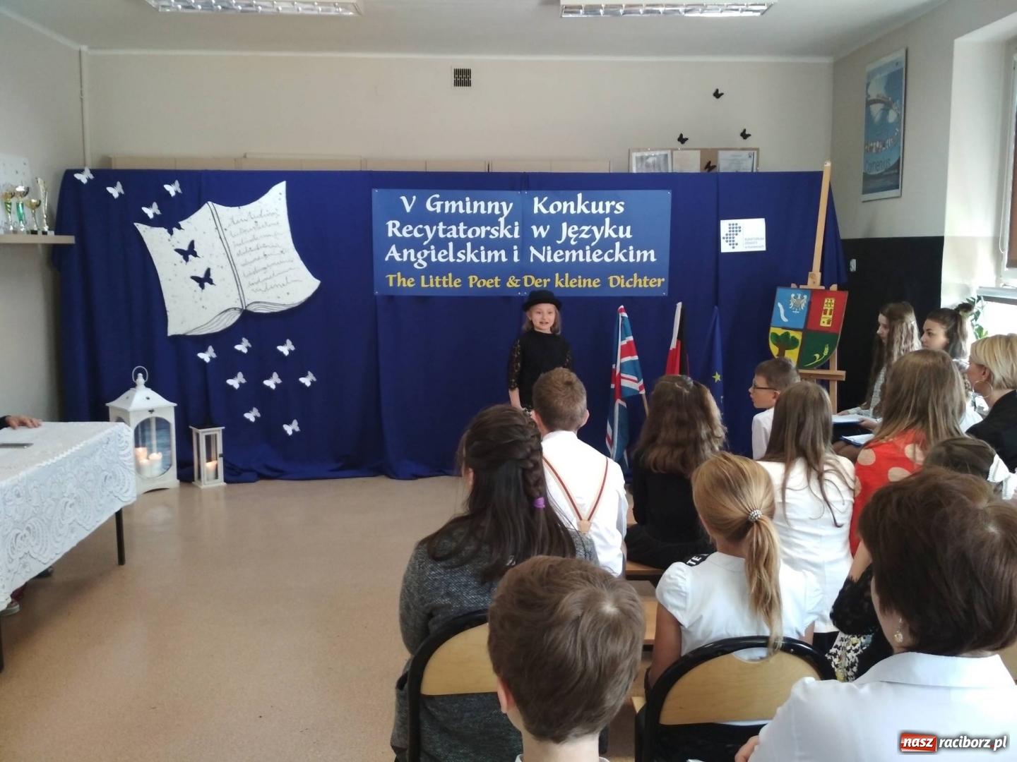 Zdjęcie w galerii na portalu naszraciborz.pl: W Tworkowie recytowali po niemiecku i angielsku wiadomości z regionu