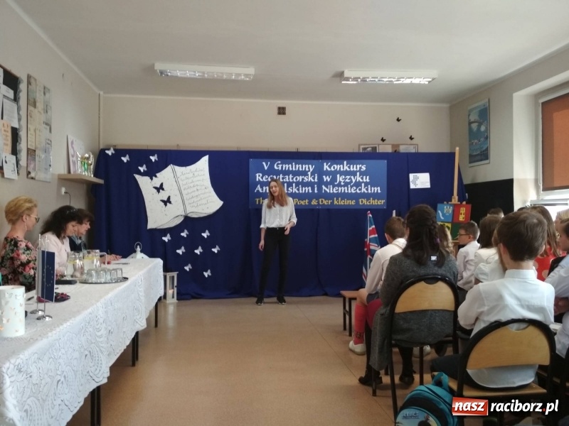 Zdjęcie w galerii na portalu naszraciborz.pl: W Tworkowie recytowali po niemiecku i angielsku wiadomości z regionu